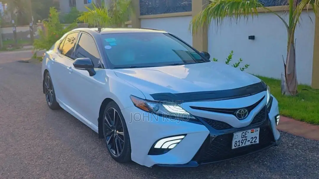 Toyota Camry XLE V6 (3.5L V6 8A) 2019 White