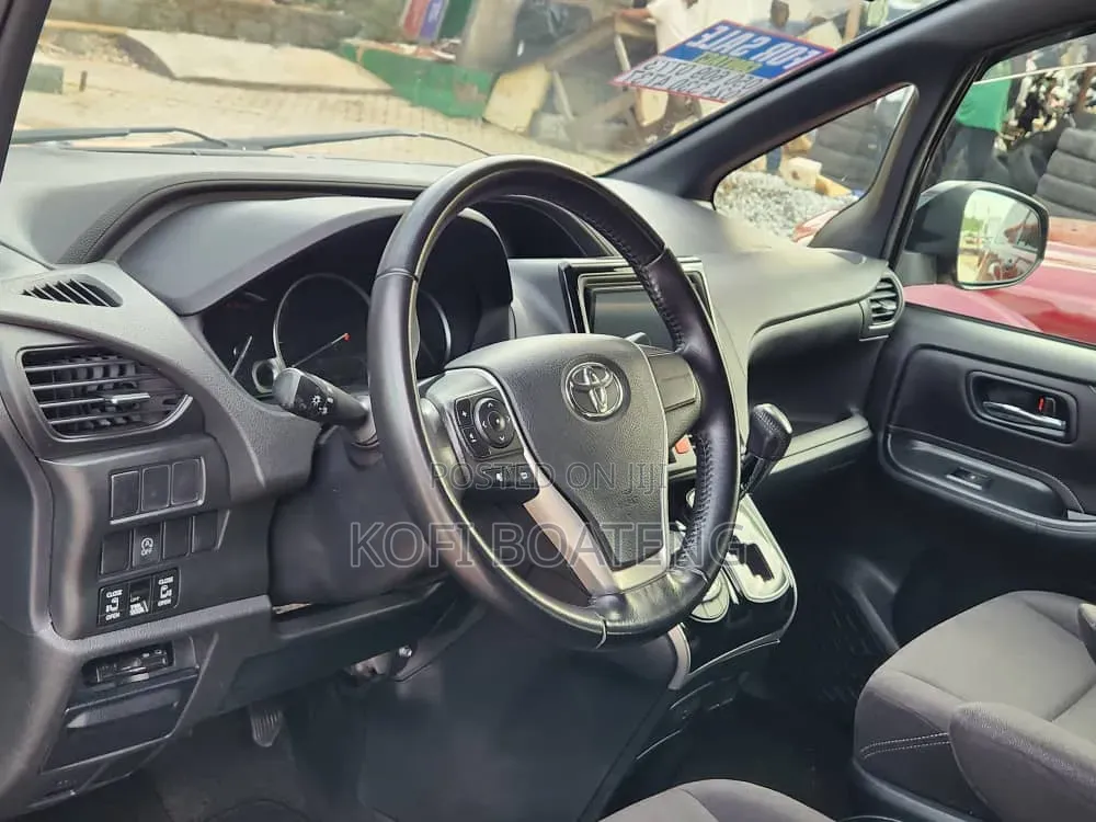 Toyota Esquire 2.0 AWD (8 seater) 2015 Black