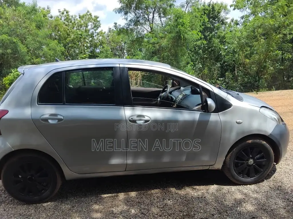 Toyota Yaris Base Hatchback 3dr 2010 Silver