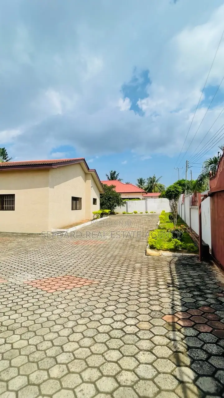 6bdrm House in Sefdard Properties, North Legon for rent