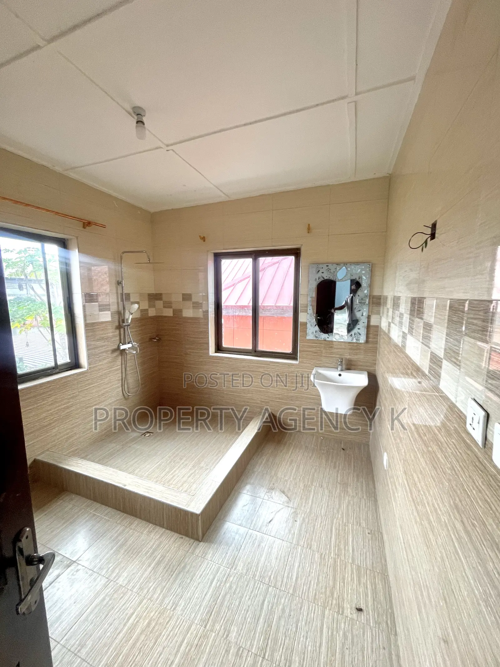 4bdrm Apartment in Avl Props, Old Barrier for rent