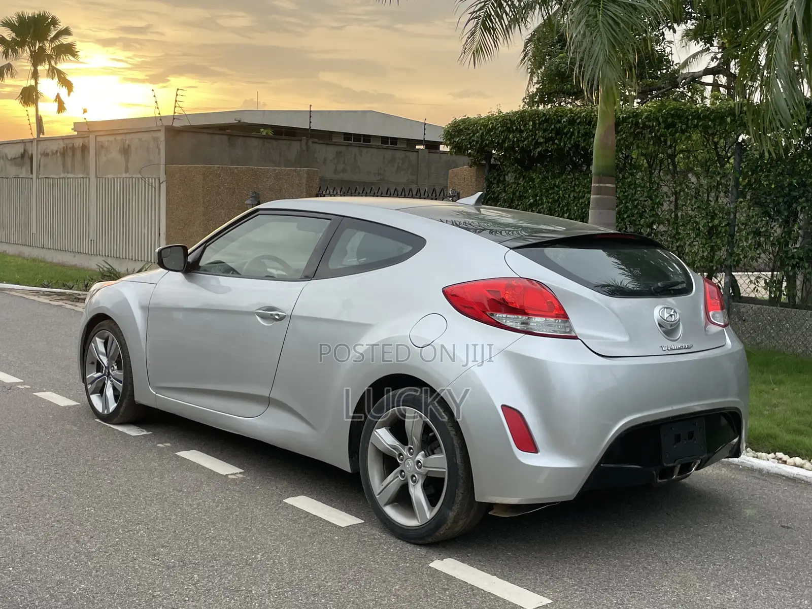 Hyundai Veloster 3dr Hatchback w/Black Interior (1.6L 4cyl 6AM) 2015