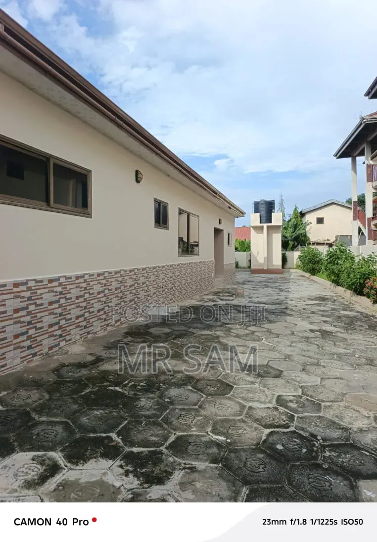 4bdrm House in Kasoa Obum Road, New Market for rent
