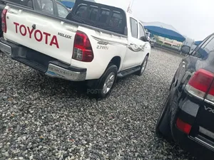 Toyota Hilux Revo Double Cab Petrol 2.7 AWD 2017 White