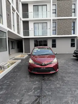 Toyota Vitz 1.3 FWD 5dr 2015 Burgundy