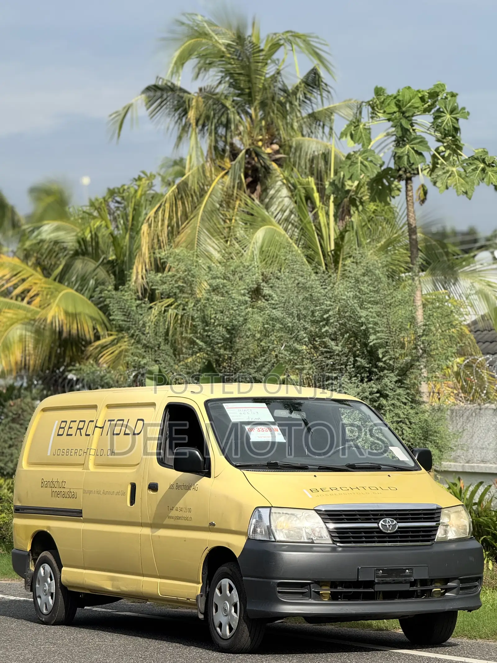 Toyota HiAce 2011 Yellow