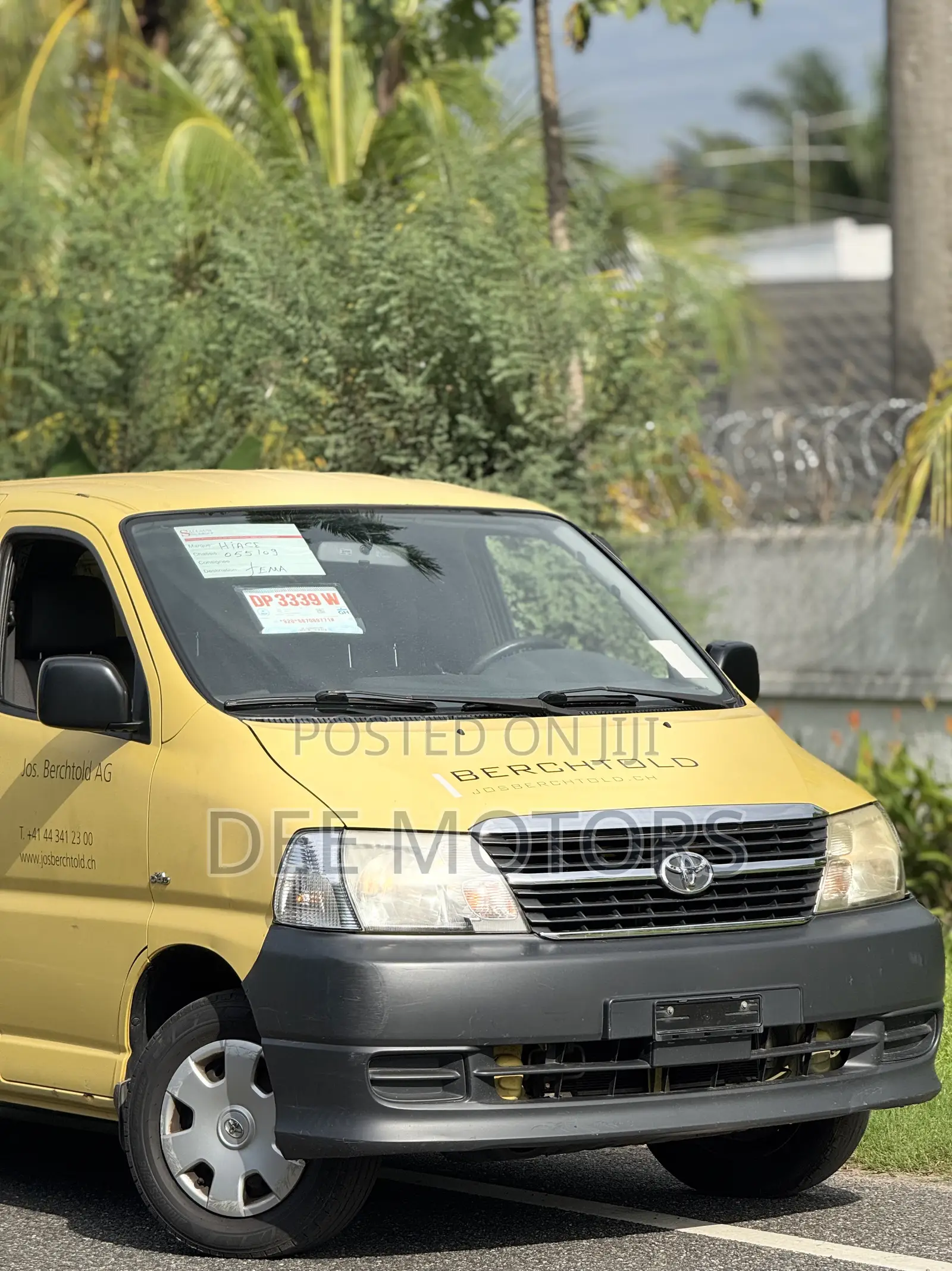 Toyota HiAce 2011 Yellow