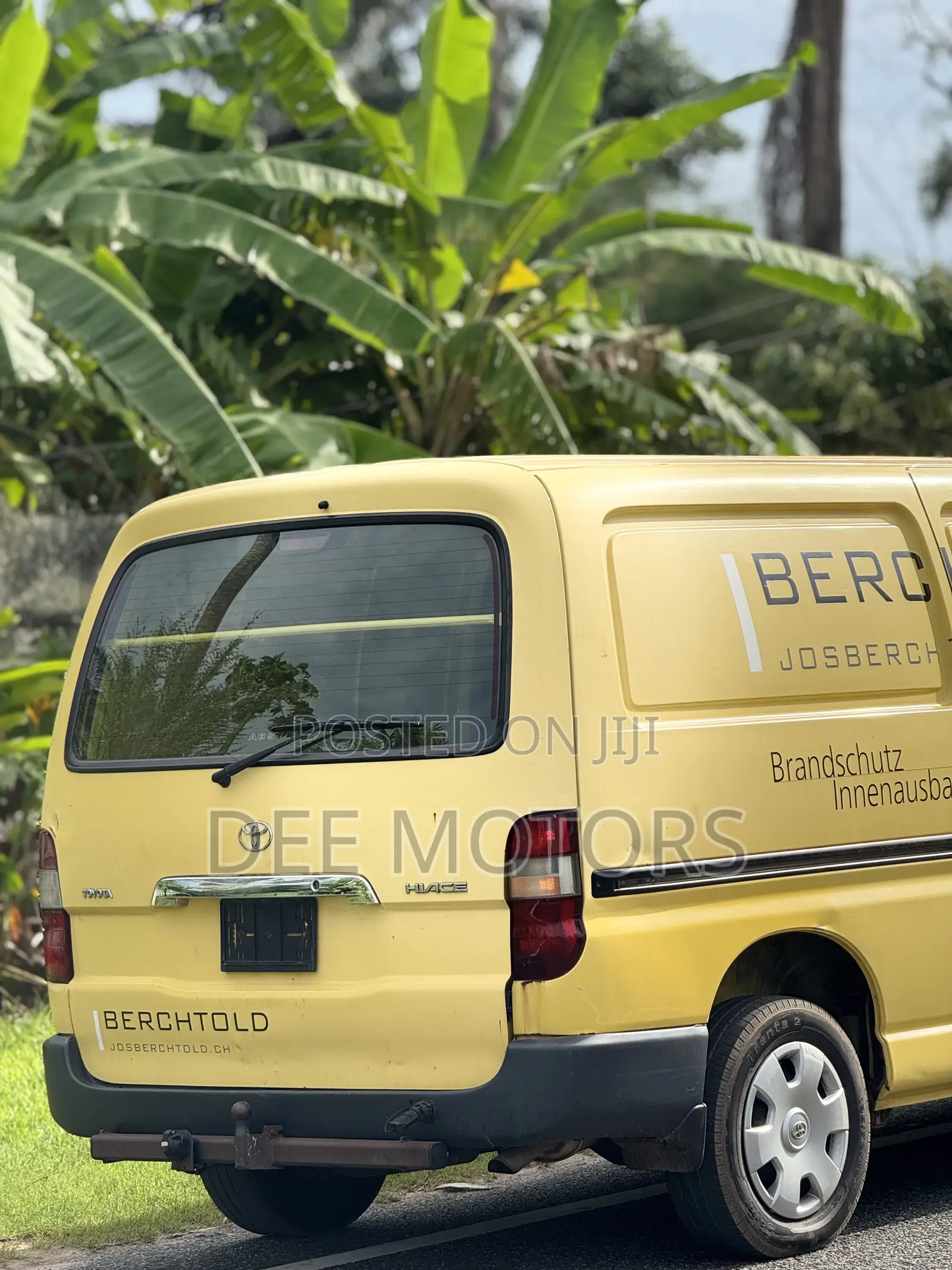 Toyota HiAce 2011 Yellow
