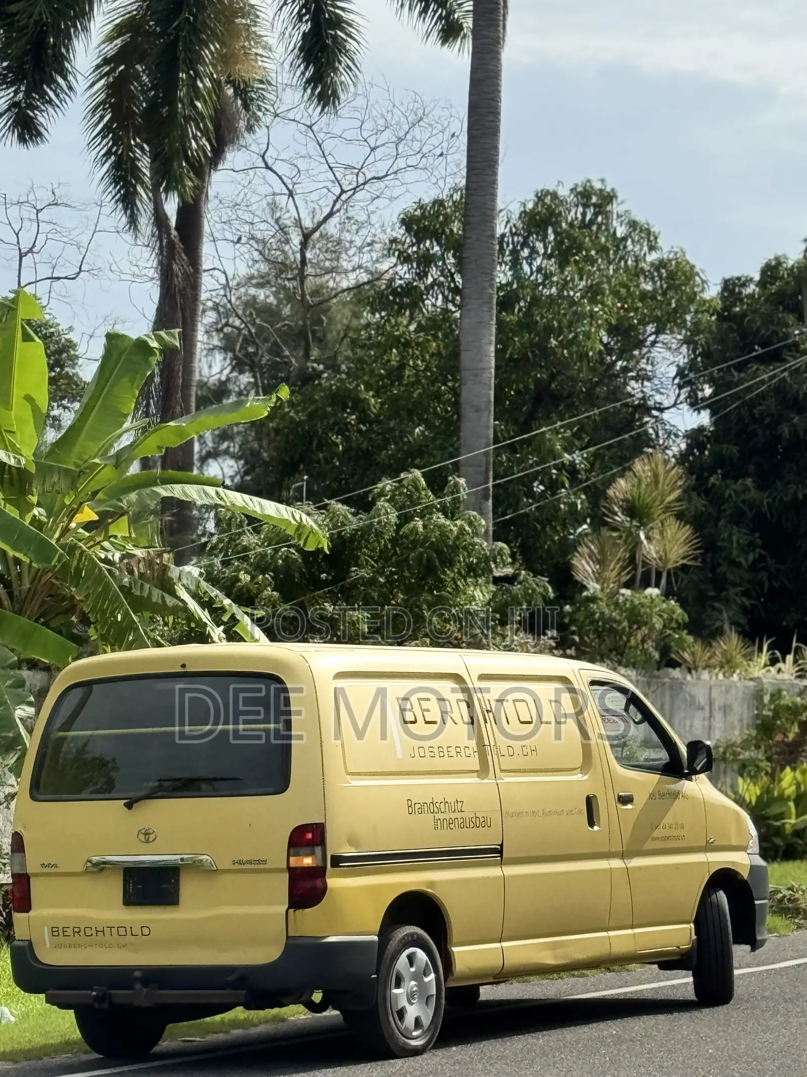 Toyota HiAce 2011 Yellow
