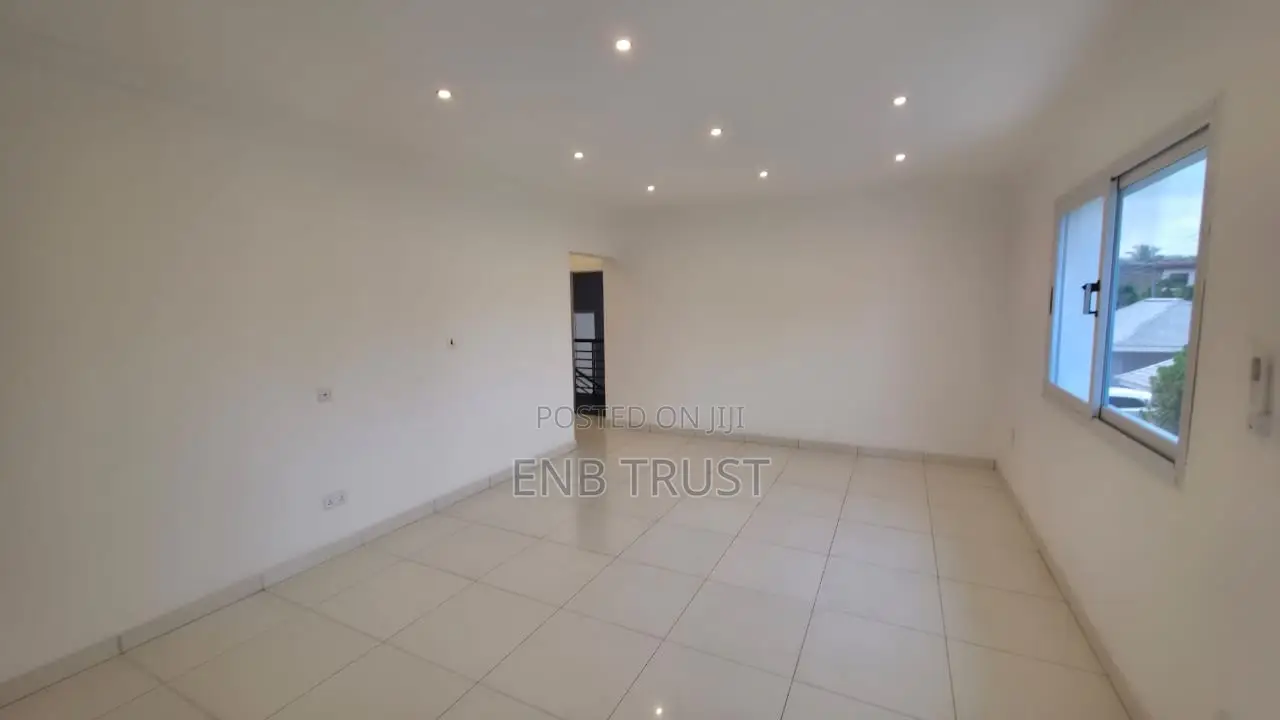 7bdrm Duplex in Labone, Coffee Shop Area for rent