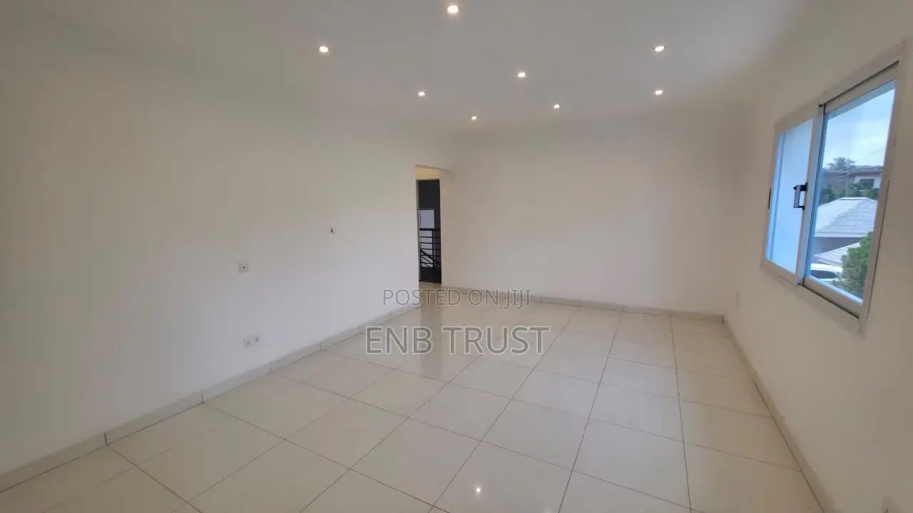 7bdrm Duplex in Labone, Coffee Shop Area for rent