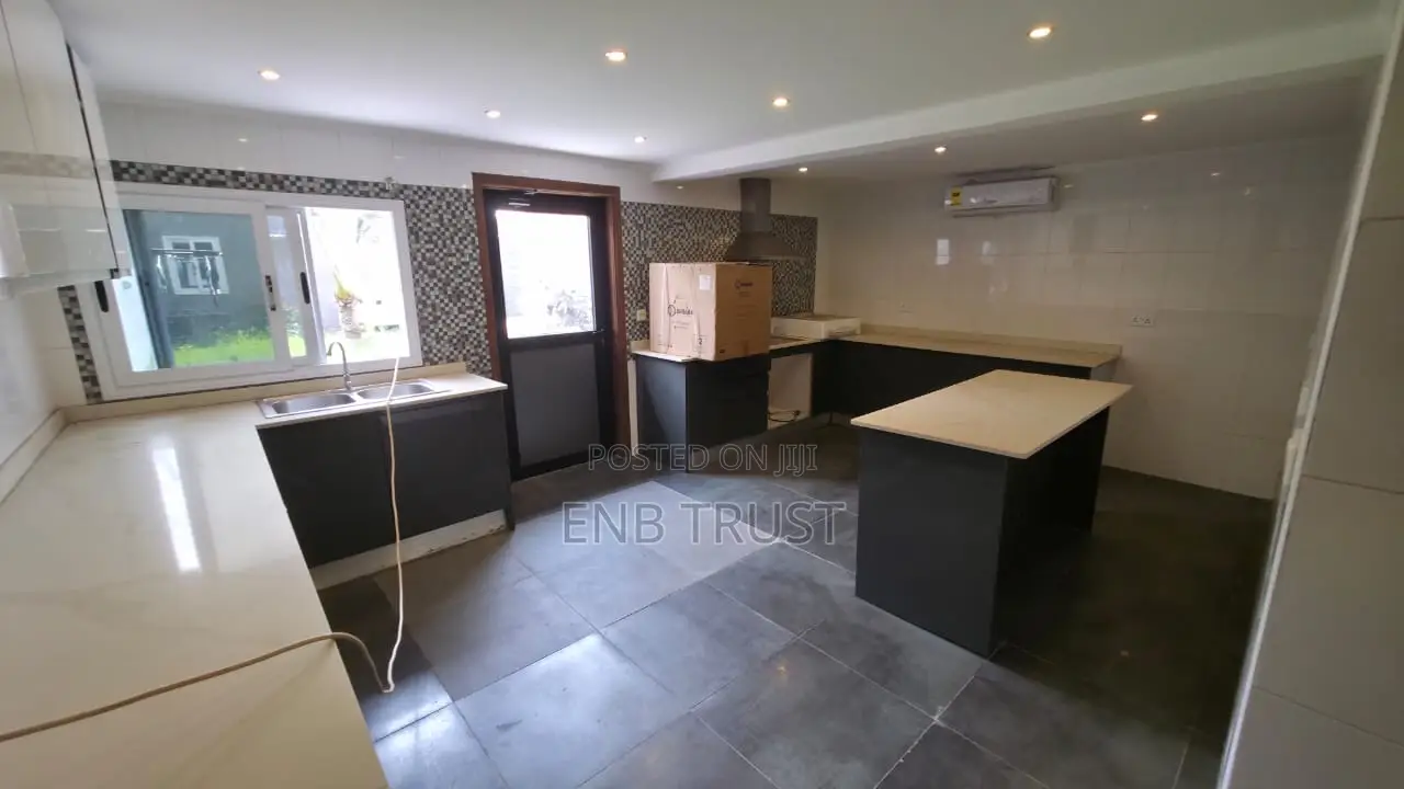 7bdrm Duplex in Labone, Coffee Shop Area for rent