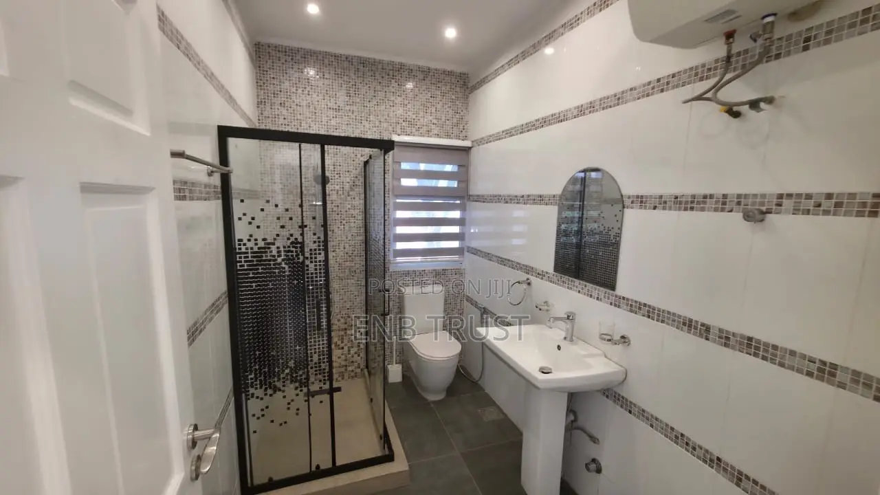 7bdrm Duplex in Labone, Coffee Shop Area for rent