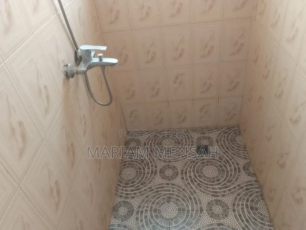 2bdrm Apartment in Madina Number 1 for rent