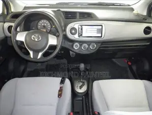 Toyota Vitz 1.3 FWD 5dr 2011 White