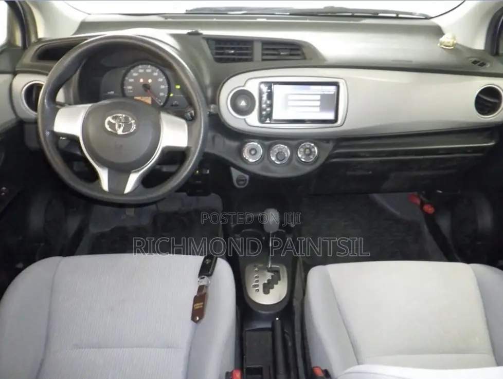Toyota Vitz 1.3 FWD 5dr 2011 White