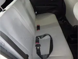 Toyota Vitz 1.3 FWD 5dr 2011 White