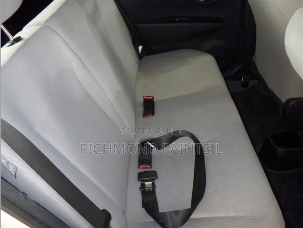Toyota Vitz 1.3 FWD 5dr 2011 White