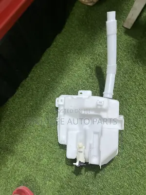 Outlander 2016, 2017, 2018, 2019, 2020 Wiper Bottle With Motor