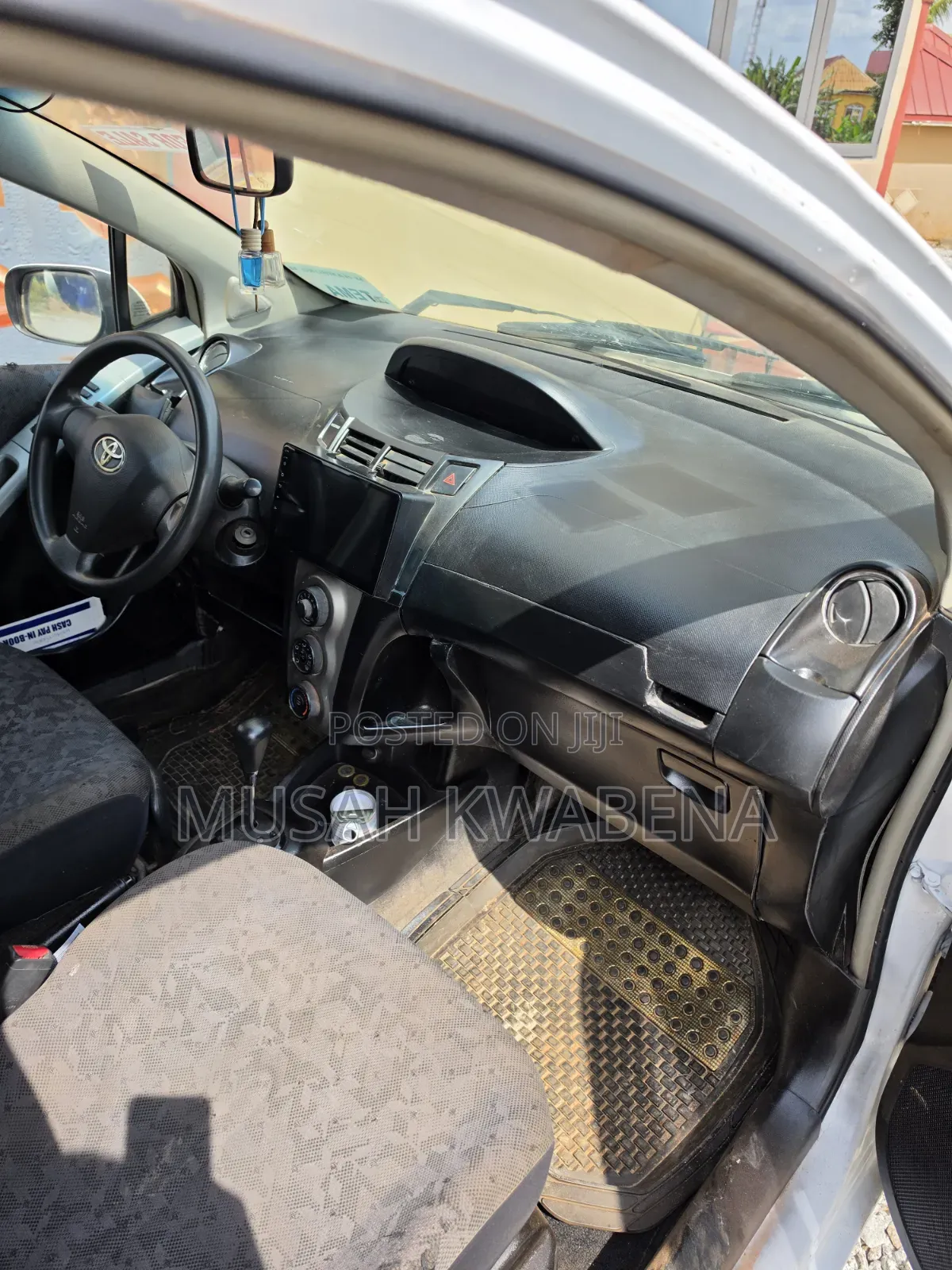 Toyota Vitz 2010 White