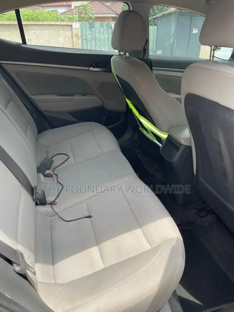 Hyundai Elantra SE Sedan FWD (2.0L 4cyl 6M) 2017 Silver