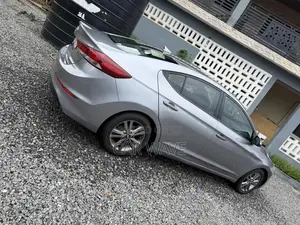 Hyundai Elantra SE Sedan FWD (2.0L 4cyl 6M) 2017 Gray