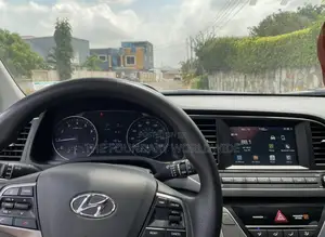 Hyundai Elantra SE Sedan FWD (2.0L 4cyl 6M) 2017 Silver