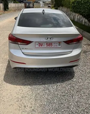 Hyundai Elantra SE Sedan FWD (2.0L 4cyl 6M) 2017 Silver