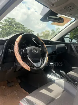 Toyota Corolla SE 4dr Sedan (1.8L 4cyl CVT) 2017 White