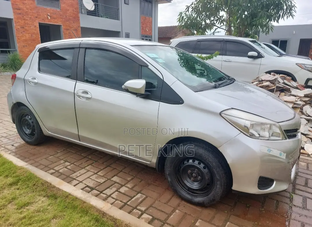 Toyota Vitz 1.3 FWD 5dr 2012 Gray