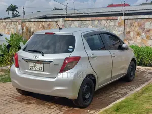 Toyota Vitz 1.3 FWD 5dr 2012 Gray