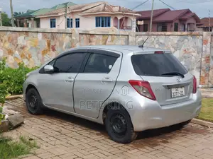 Toyota Vitz 1.3 FWD 5dr 2012 Gray