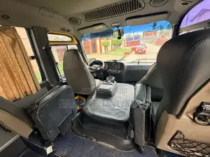 Hyundai H1 2016 Yellow