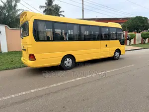 Hyundai H1 2016 Yellow