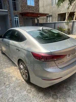 Hyundai Elantra Limited Sedan FWD (2.0L 4cyl 6A) 2017 Silver