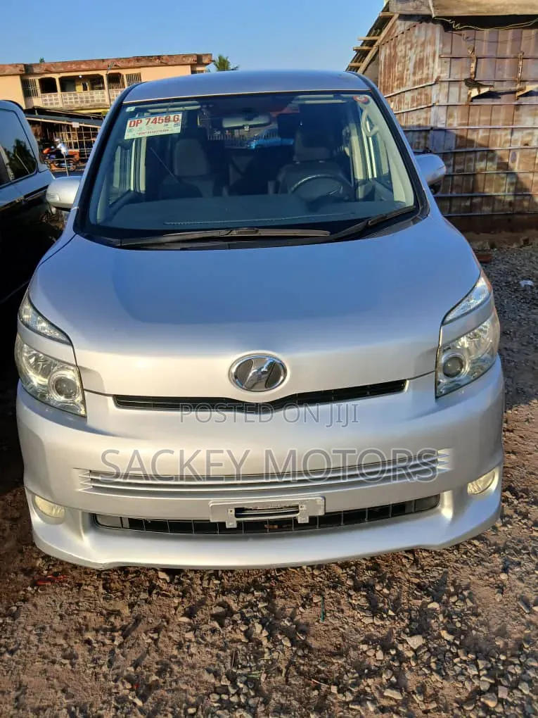 Toyota Voxy 2010 Silver