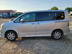 Toyota Voxy 2010 Silver