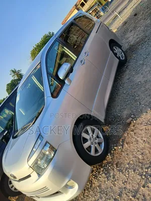 Toyota Voxy 2010 Silver