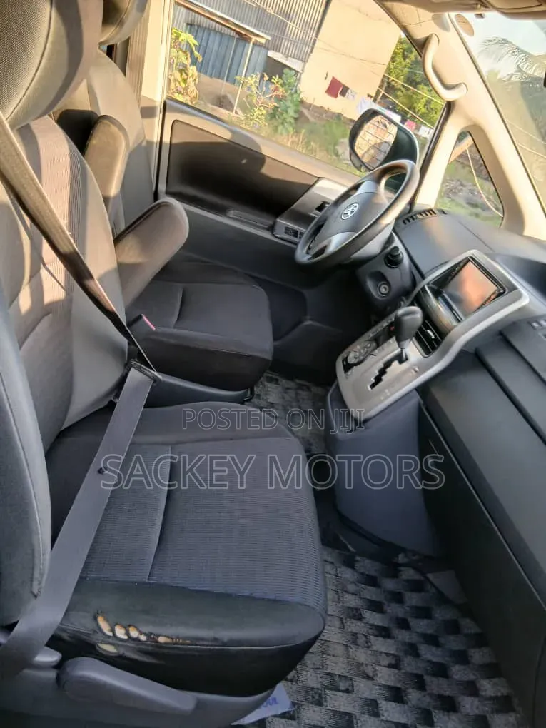 Toyota Voxy 2010 Silver