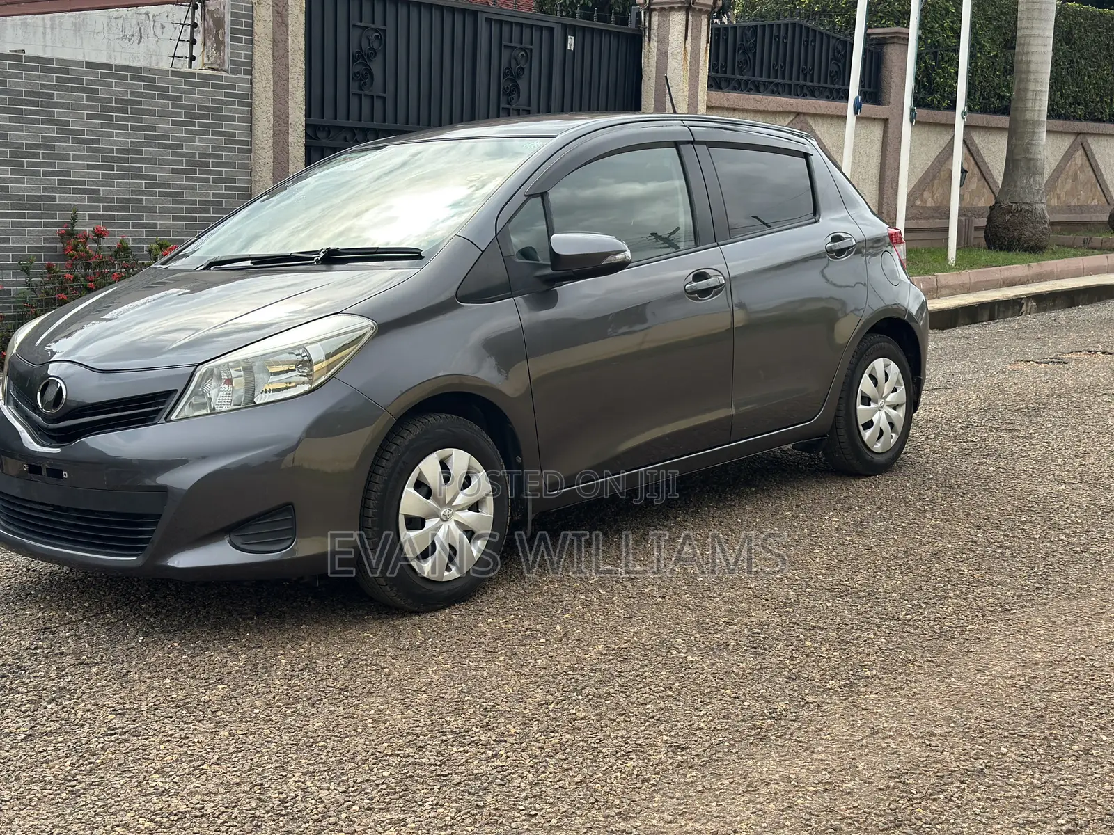 Toyota Vitz 1.3 FWD 3dr 2011
