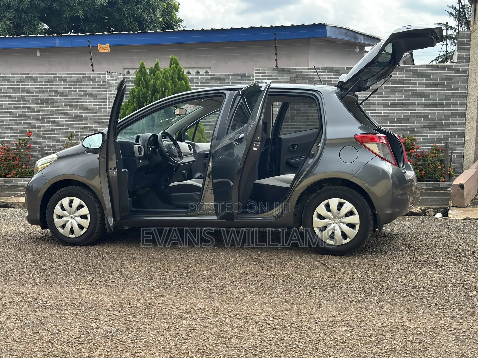 Toyota Vitz 1.3 FWD 3dr 2011