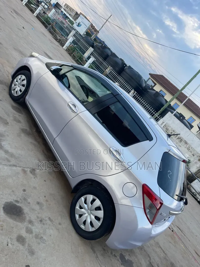 Toyota Vitz 1.3 FWD 5dr 2013 Purple