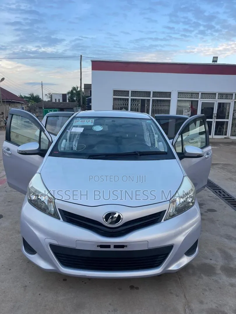 Toyota Vitz 1.3 FWD 5dr 2013 Purple
