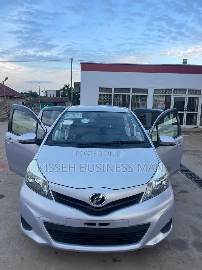Toyota Vitz 1.3 FWD 5dr 2013 Purple