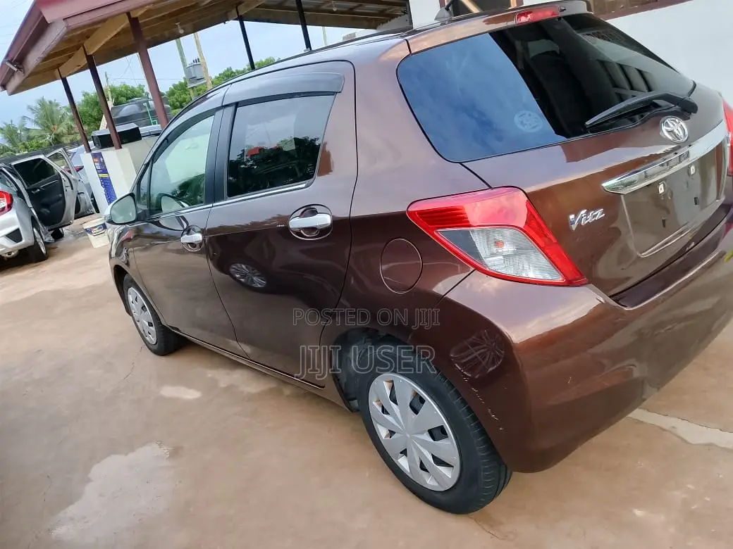 Toyota Vitz 1.3 FWD 5dr 2012 Brown