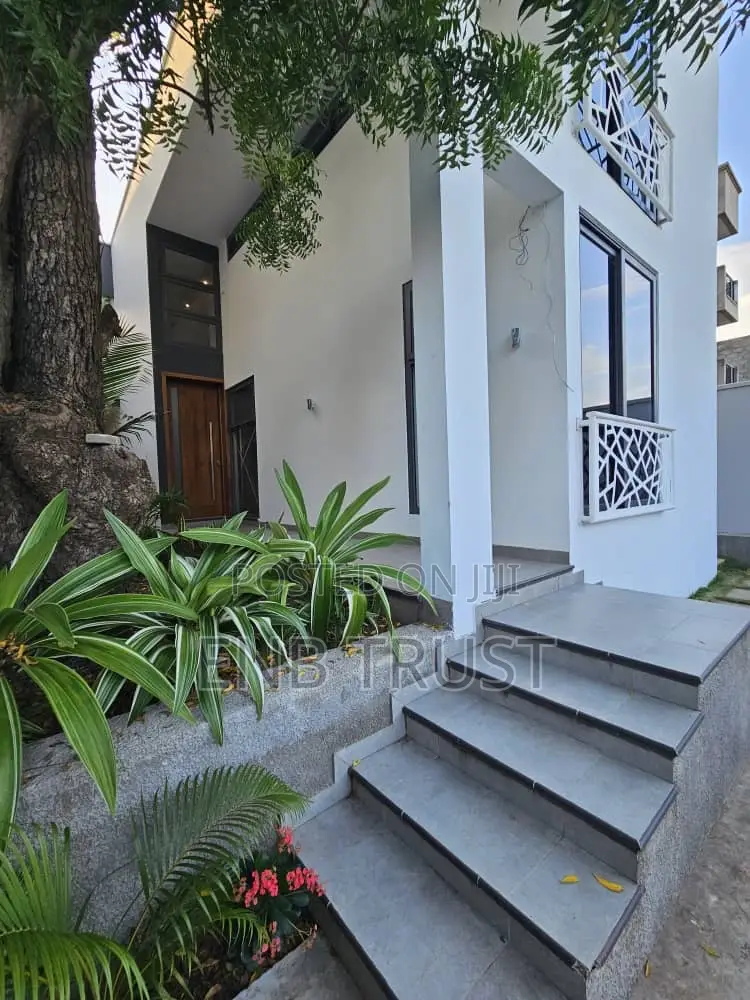 4bdrm Duplex in East Airport, Melcom for sale