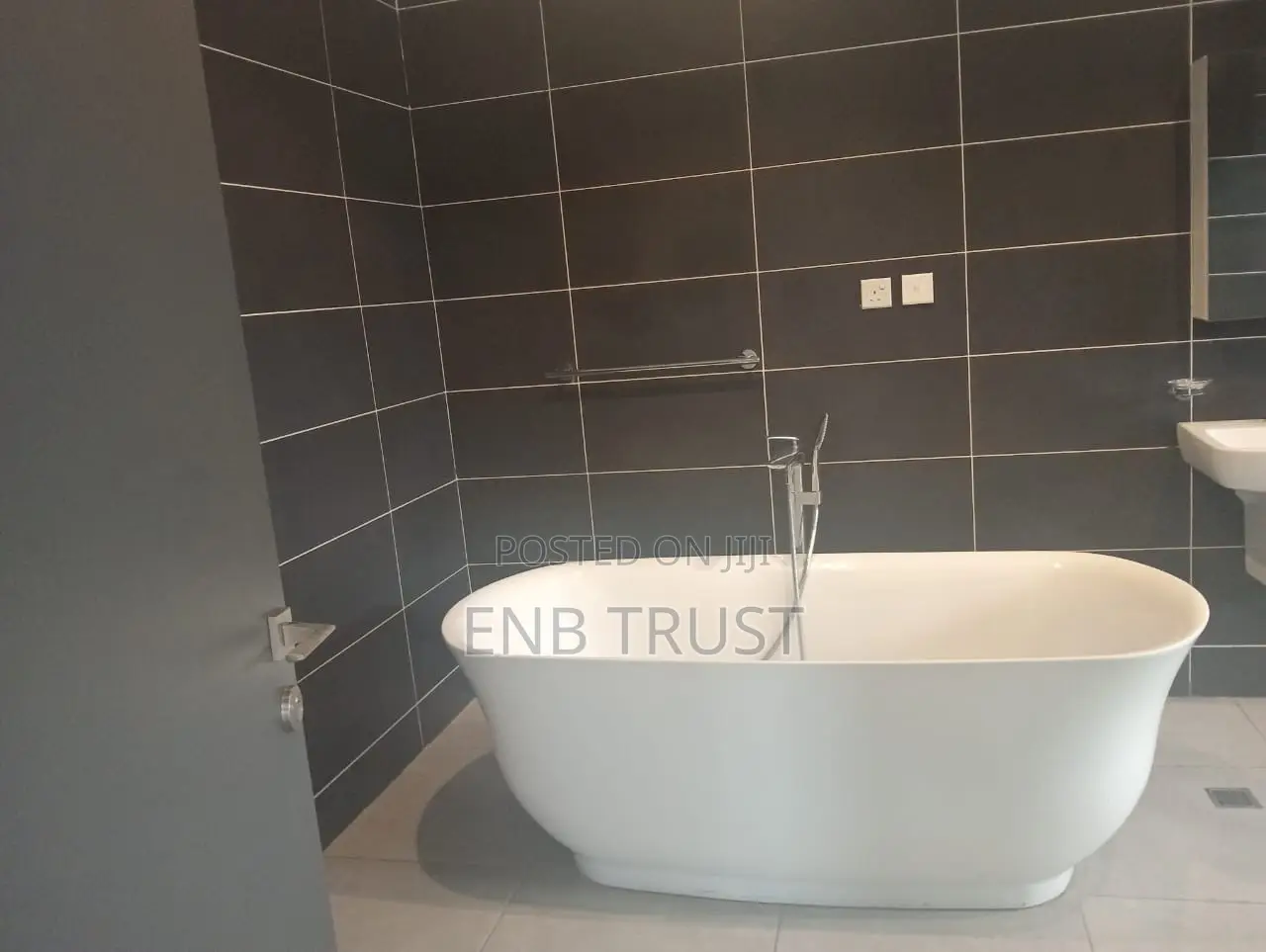 4bdrm Duplex in Airport Residential for rent