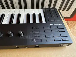 Brand New Original Native Instrument Komplete Kontrol M32
