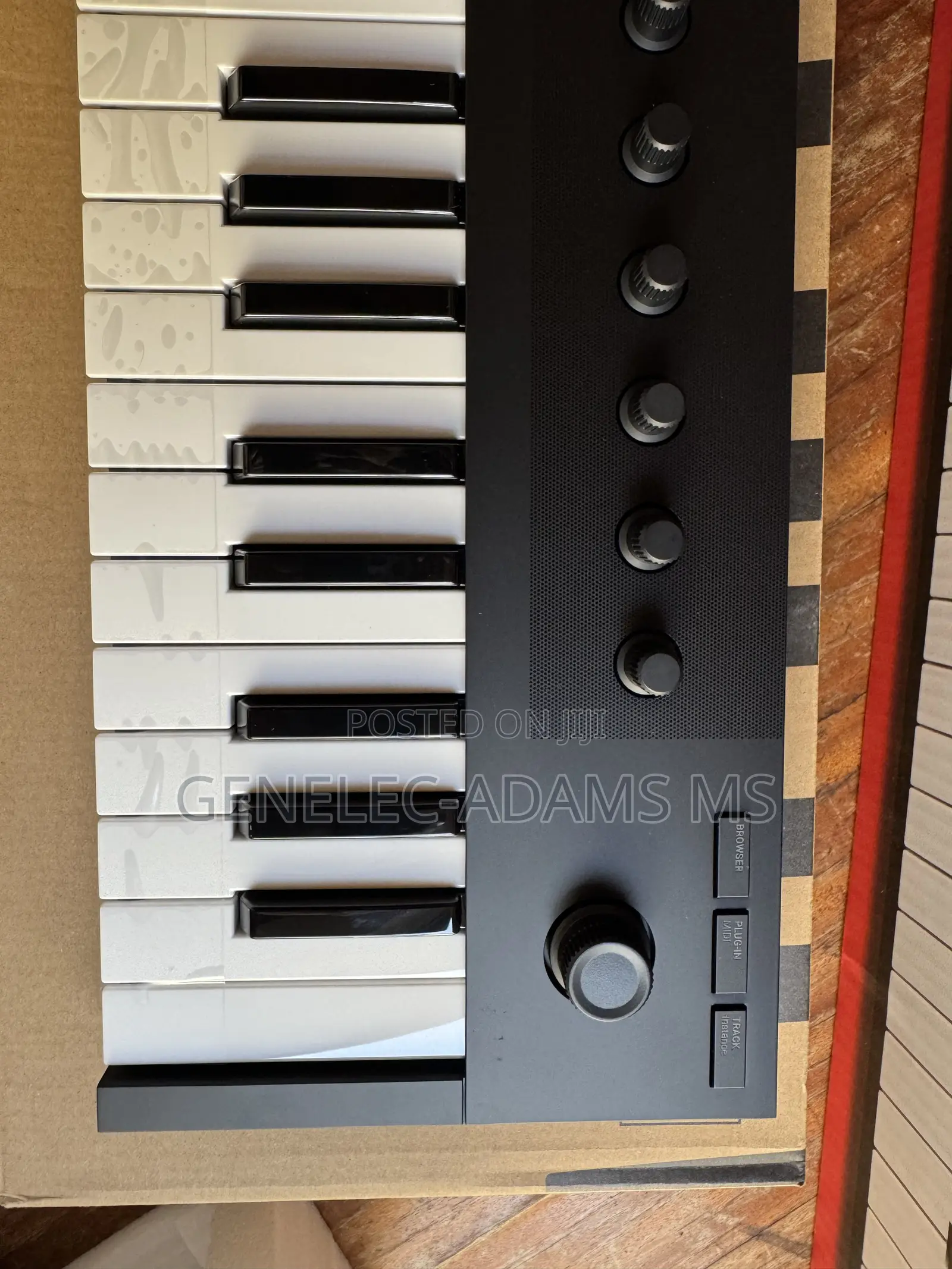 Brand New Original Native Instrument Komplete Kontrol M32
