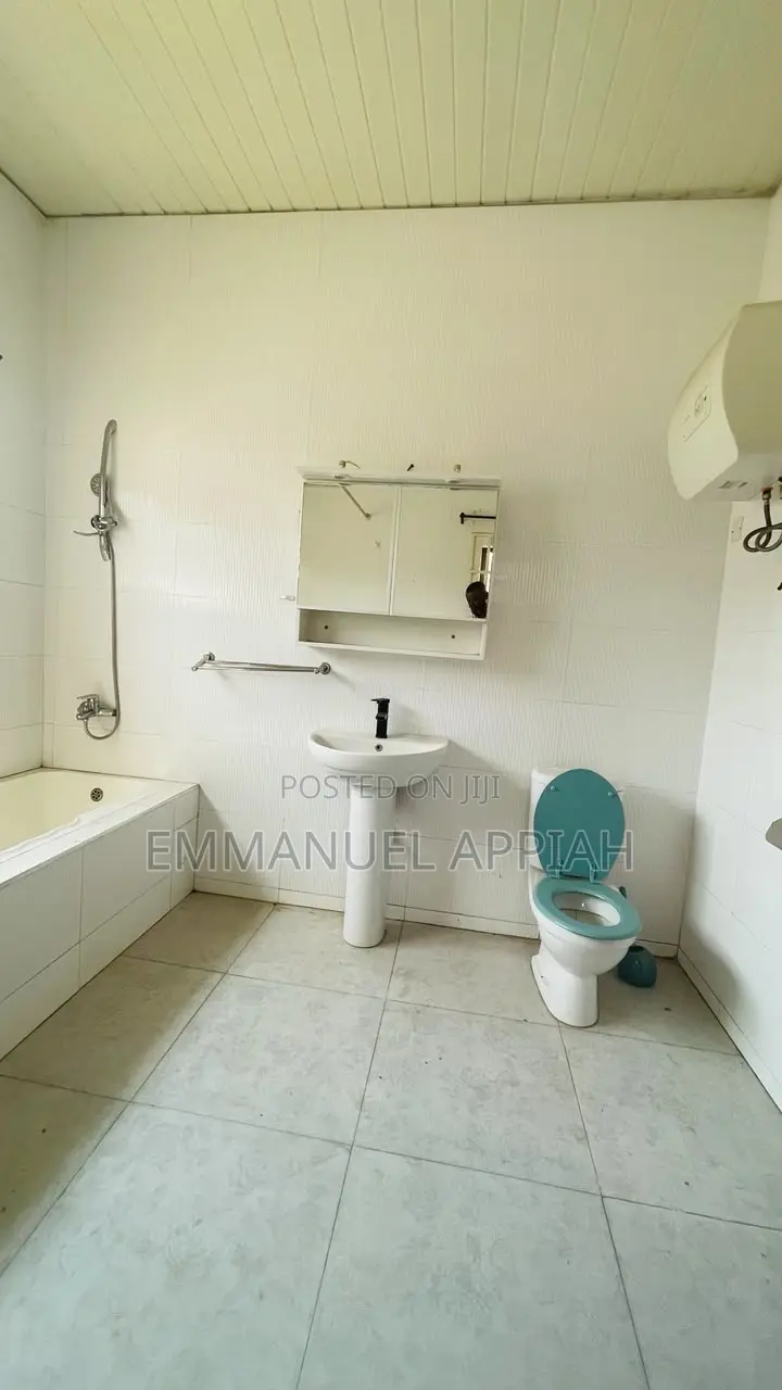 6bdrm House in North Legon for sale